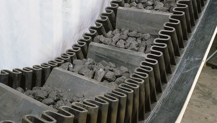 Conveyor for heavy bulk materials